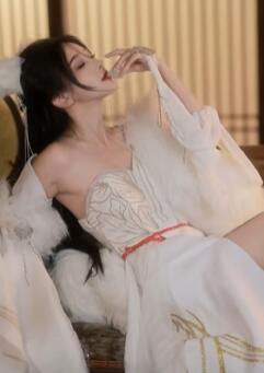 小道士,听说你要收了我?逆水寒里走出来的白狐美人