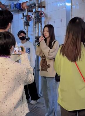 网红小姐姐金钰晨翻唱《像我这样的人》引路人围观