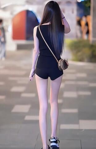 黑色短裤大长腿小美眉背个小包包