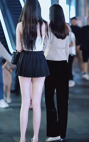 百折超短裙大长腿美女