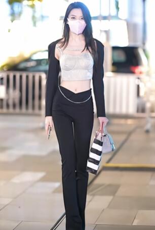 两位穿裙子美女逛街
