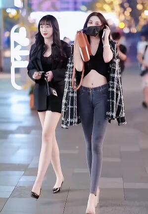 约拍低腰牛仔裤漏肚脐大长腿美女和闺蜜