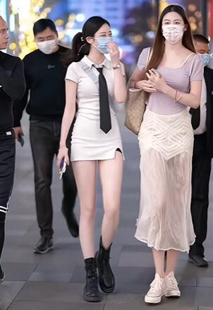 前有摄影师开路,后有保镖护航