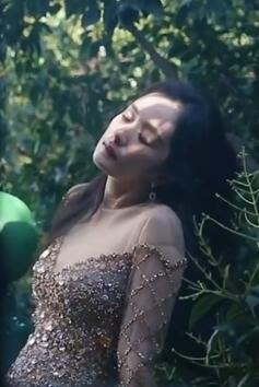 杨幂性感代名词,妖精般身材