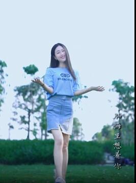 小姐姐边走边唱歌曲《百花香》唱出美好新生活!