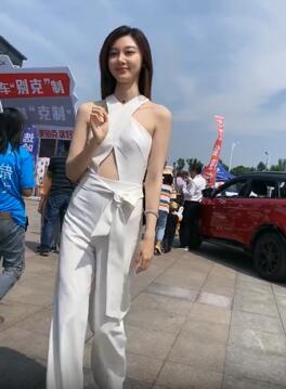 小姐姐走哪里都是焦点 颜值高有气质谁不想多看一眼