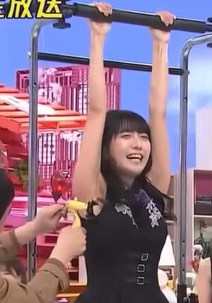 主持人真会玩!现役女爱豆在节目上受尽折磨