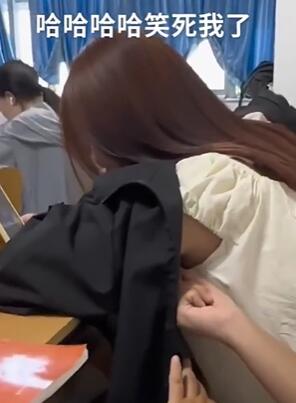 同桌确实挺二(老六)