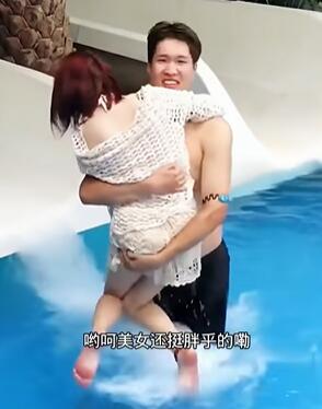 小伙子手乱放