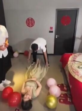 闹 伴 娘