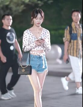 热裤小姐姐