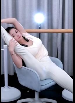 美女舞蹈主播一字马