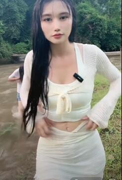 玩水美女主播短裙美女玩水白色短裙